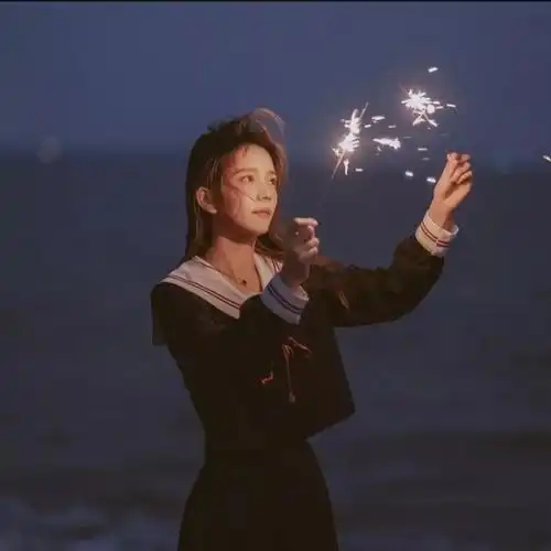 找一张很美的女孩与烟花的图片蓝色调以前在知乎的头像话题中看到过找