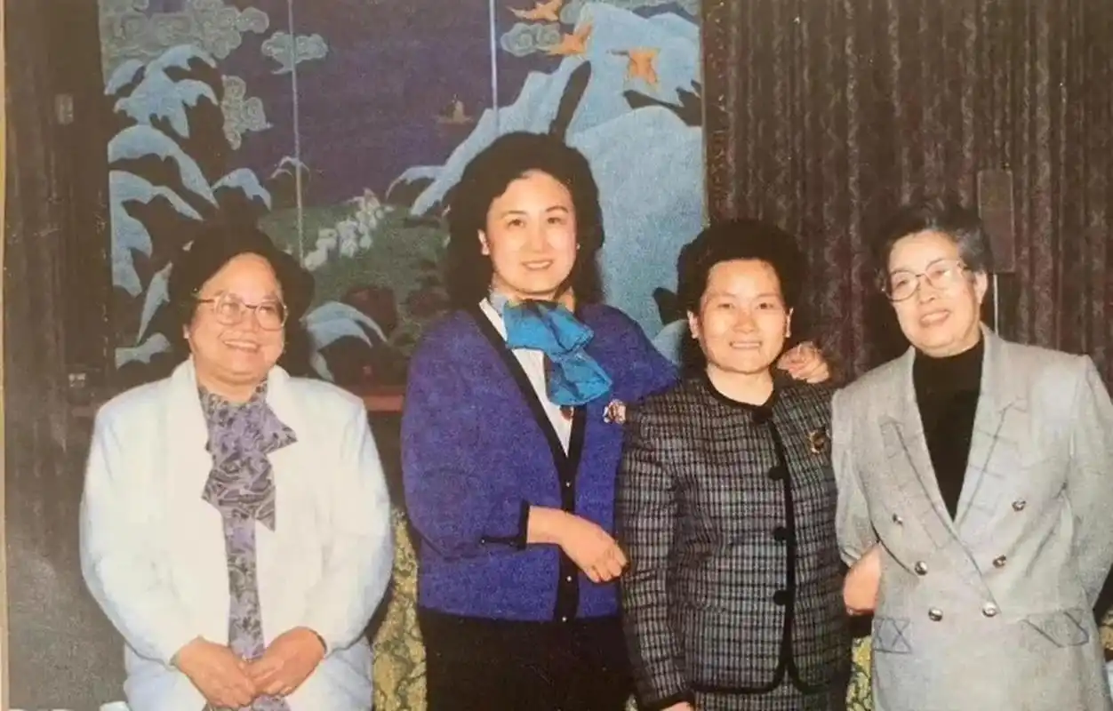 1997年,彭佩云,吴仪,刘延东,吴文英亲密合影.