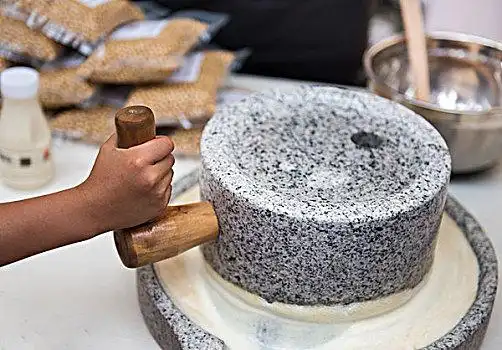 用石磨磨豆浆