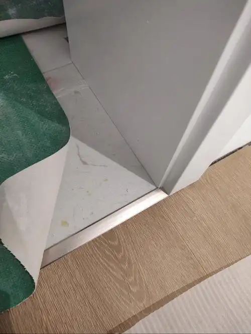 香槟色 跟我的地板颜色搭配的很好看99我的压条是在地板公司买的