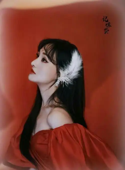 同穿死亡玫红色郑爽完美驾驭张靓颖却翻车了果然年轻是优势