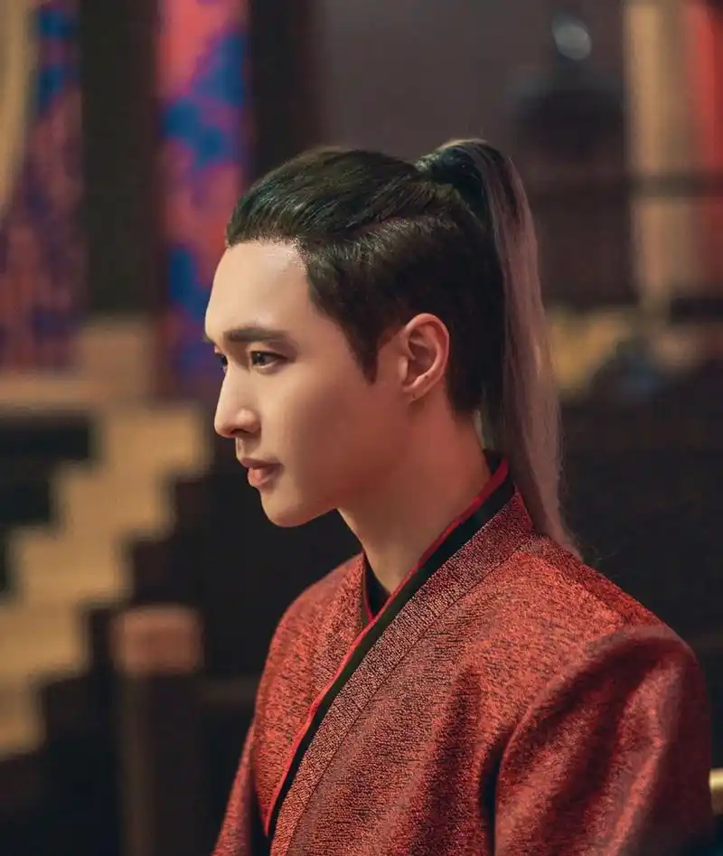 张艺兴一身红色长发古装造型