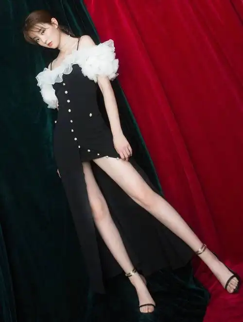 乔欣身穿精薄纱礼裙现身发布会展迷人锁骨显甜美气质网友美得不可方物