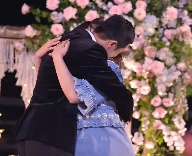 姜潮求婚,有谁注意他送给麦迪娜的钻戒?网友:一辈子只能送一人