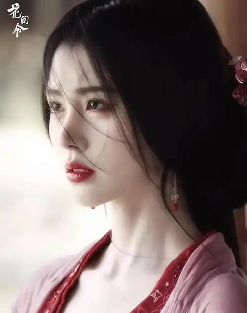 鞠婧祎用她优雅的仙气和张扬的自信赢得了观众的心