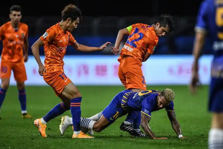 足球中超山东鲁能泰山队对阵江苏苏宁易购队