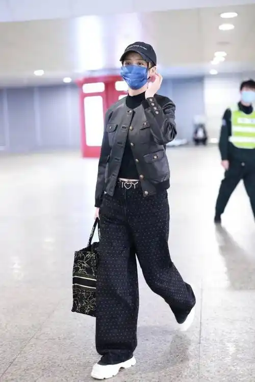 佟丽娅现身虹桥机场 黑色皮衣配棒球帽休闲有型_账号_层次_造型