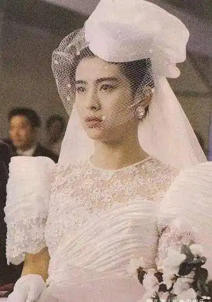 90年代的港风特点,比现在很多婚纱都要好看几倍,毕竟新娘子王祖贤已经