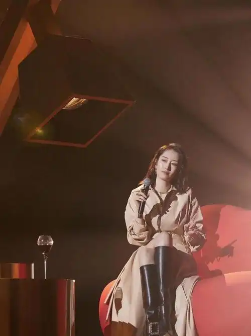 刘敏涛越老越潮!风衣到诶黑色长筒靴霸气十足,利落帅气好迷人