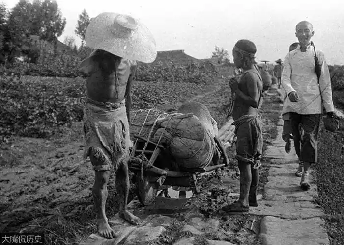7             /             15晚清四川北川县农民正背着比自己身体