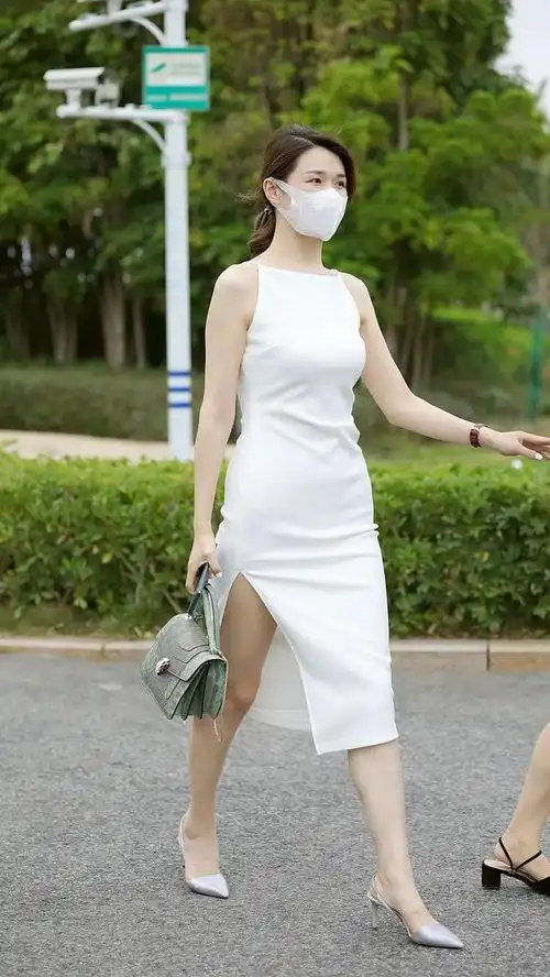 女性美——白色侧开叉吊带连衣裙