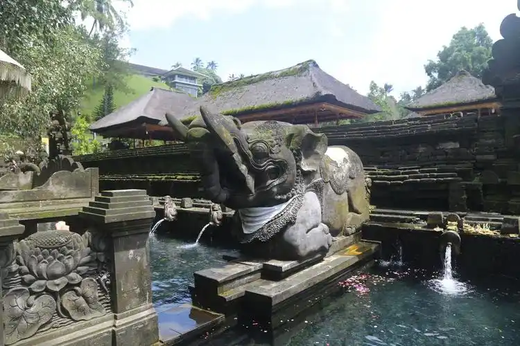 圣泉寺位于从乌布到京塔玛尼火山区的路上,是巴厘岛上著名庙宇之一,依
