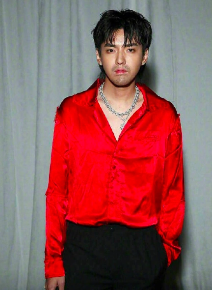 吴亦凡走颓废风,胡子拉碴头发油腻,造型一言难尽