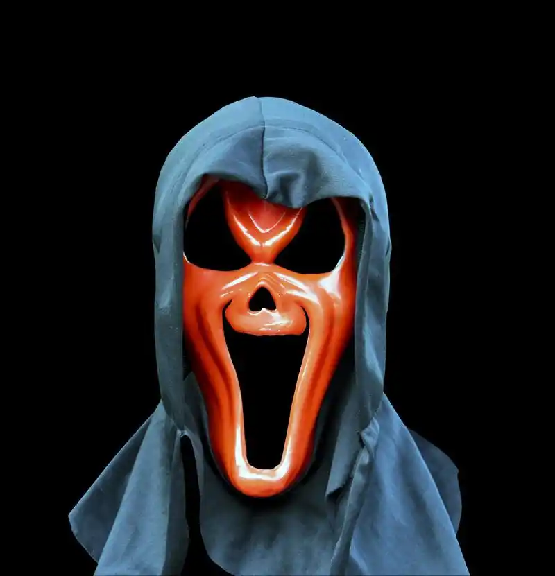 在黑色背景的诡异面具