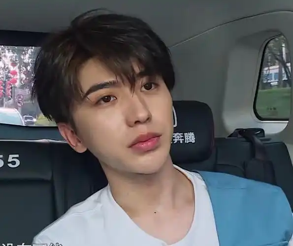 蔡徐坤杨颖郭麒麟私下聚会,离开美颜滤镜修图后,明星也是普通人