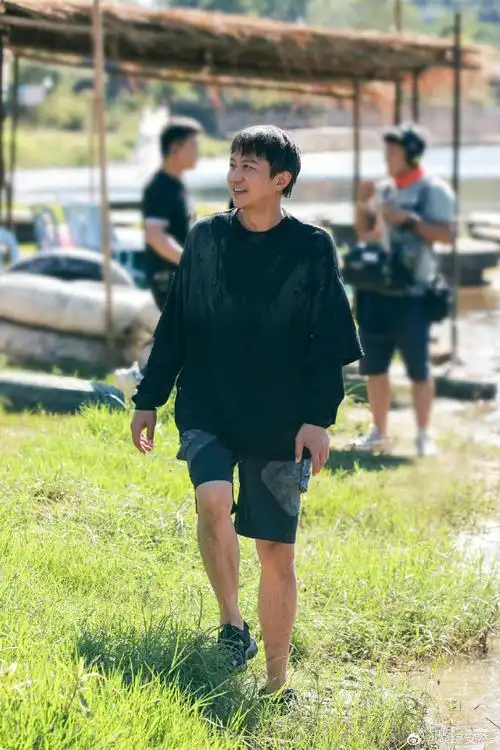 到满满的快乐,一瓢一瓢的水泼出来未免也太真实了吧,谁能不笑到肚子疼