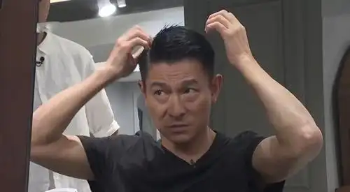 刘德华给自己剪发看到他剪出的新发型后网友理发师要失业