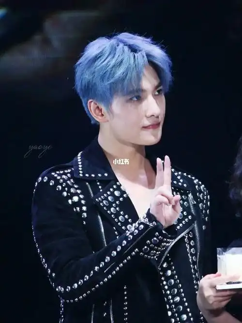 蓝发yyds#杨洋  有生之年 想去参加一次生日会啊