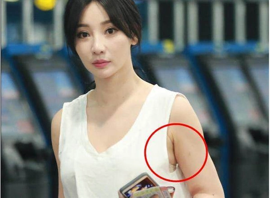 女明星穿低胸礼服,就因没注意这些细节让坑惨了,赵丽颖杨幂范冰冰均