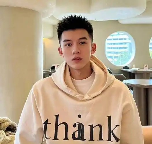 1,上梳露额碎发现如今,还有很多男生并没有足够重视自己的发型,每次去