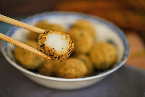 在南方冬至过后,这种美食就要上桌了,馅在外面的汤圆你吃过吗?