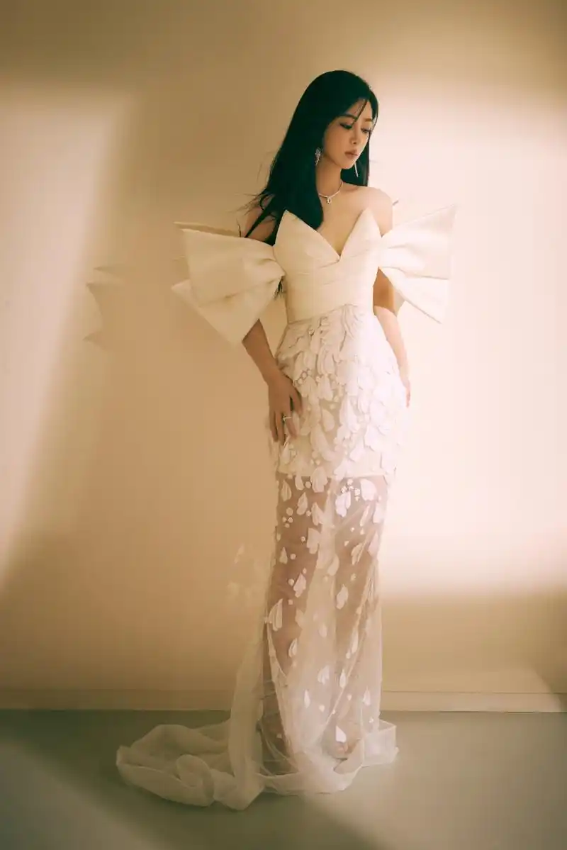 杨紫深v晚礼烟熏妆容引爆网络