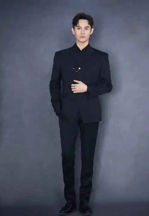 三十位国内男明星全黑系西装大赏～帅气又迷人,爱了爱了!
