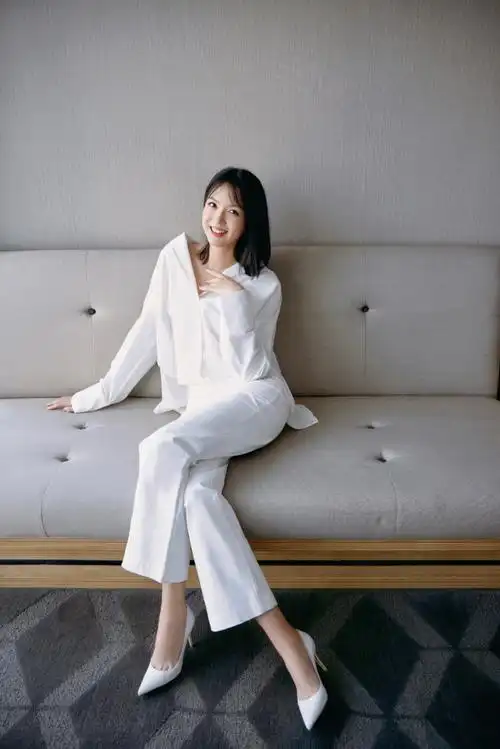 以廓形纯白衬衫配同色长裤,今日份世姐的知性从容之美～#张梓琳直播