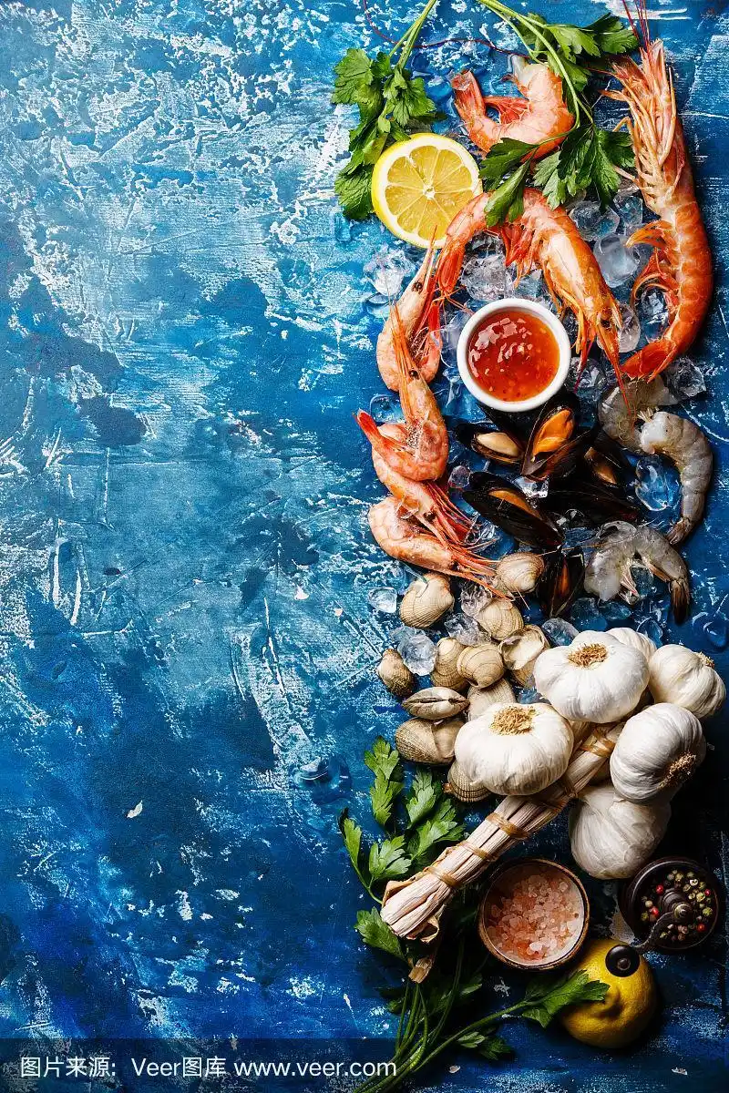 海鲜背景与生虾和蛤蜊