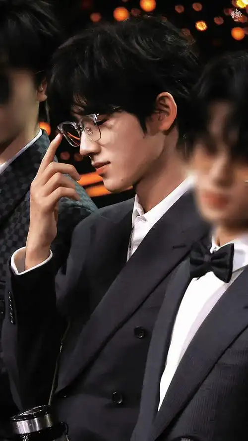 宋亚轩推眼镜#嘿嘿又被我们戴眼镜的轩哥帅到了吧0303又想起昨天