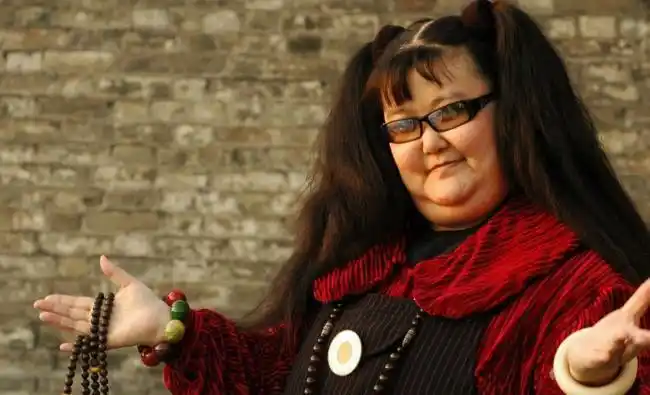 她体重300多斤被称为中国最胖的女演员老公却英俊帅气