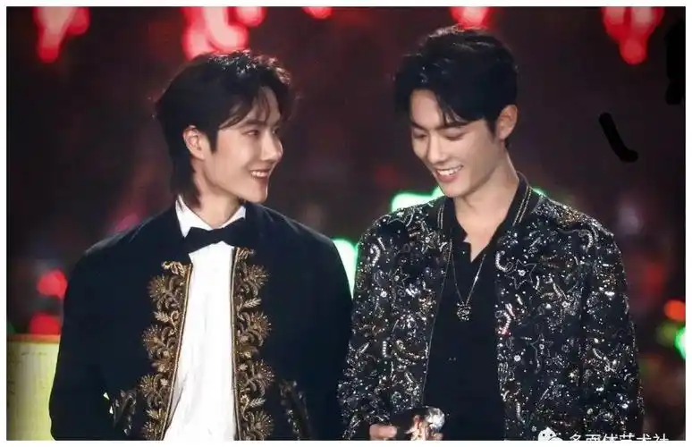 王一博为什么喜欢盯着肖战看网友对方的眼睛有星星