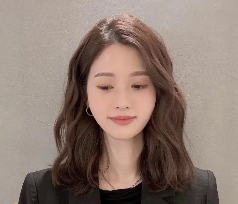 50 女人冬天烫发有讲究,这3种齐肩卷,谁烫谁美