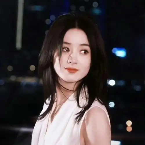 赵丽颖栗子妆,身穿白色无袖v领连衣裙,飘柔长发搭配