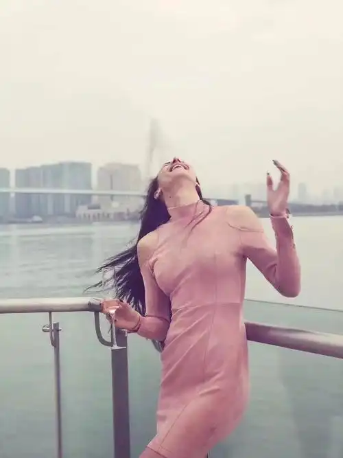 费恩莱斯签约国际比基尼冠军sofya