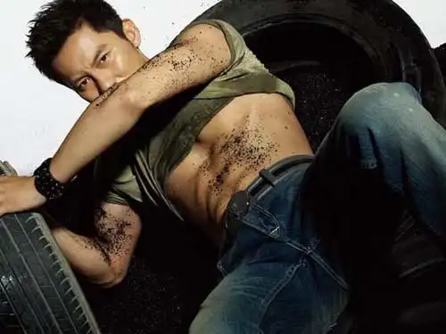 李晨也是一位健美先生,他一身强壮的肌肉完全是靠自己运动打造出来的