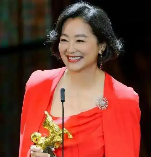 看了69岁林青霞的素颜照才知道不扮嫩不暴露也是一种优雅