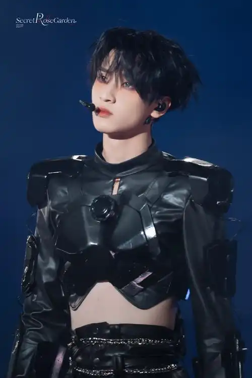 翔霖超话#严浩翔 熠立二十与光冠冕#  暗色的羽翼装饰你,隐于仲夏夜晚