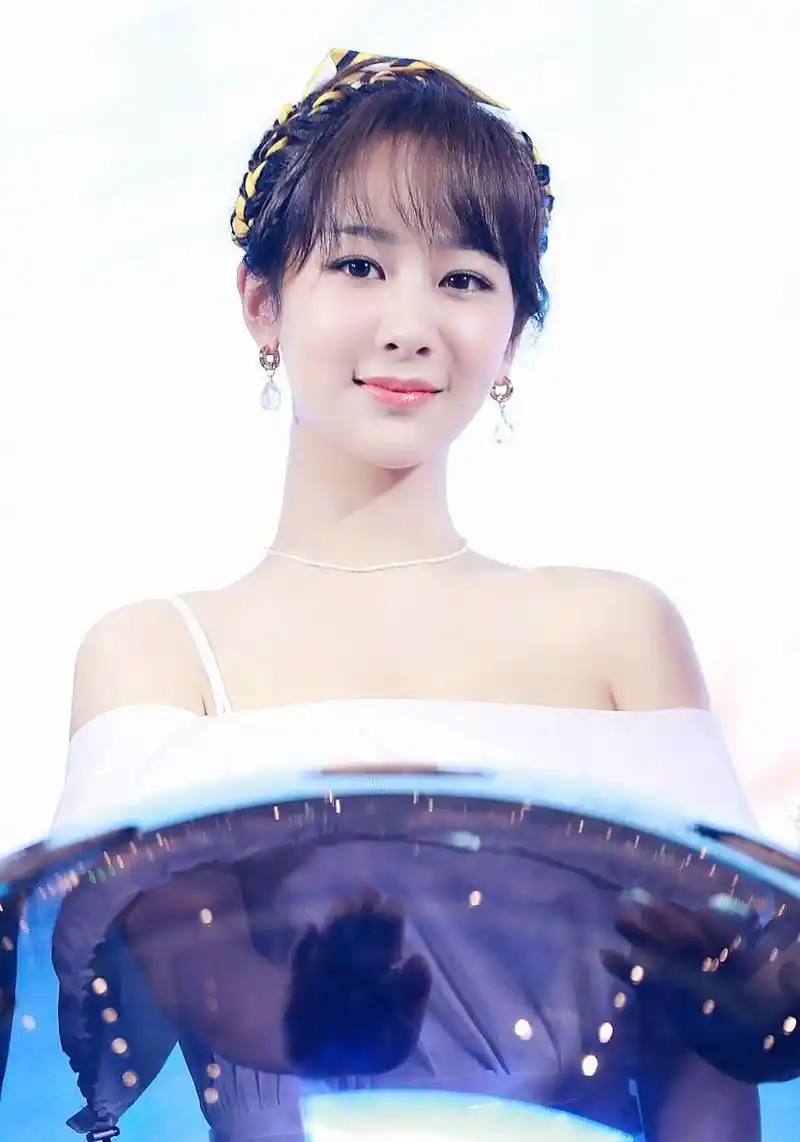 杨紫 鎏金蝴蝶公主  杨紫星光大赏造型来了,上身rahul mishra 2023