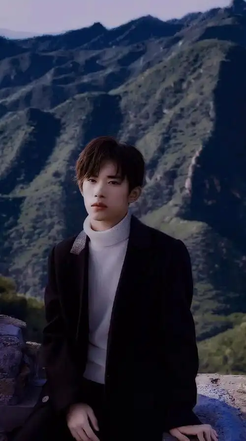 易烊千玺最新无水印壁纸超级无敌帅