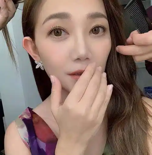 梁静茹ins发美照,钟爱深v秀身材,网友:温婉气质变蛇精