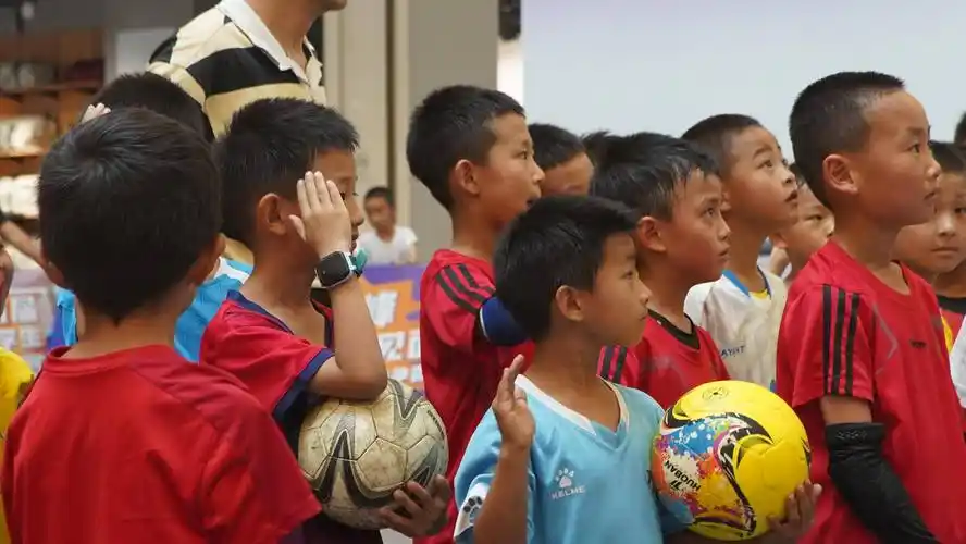 云南首届小学生3v3足球争霸赛火热开赛 今晚18点玉昆队明星见面会不见