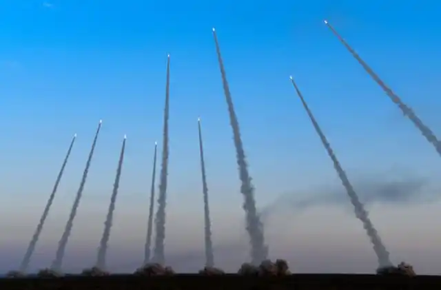 中国导弹火箭炮来了!印度大军增援边境,摆出架势想再干一仗?