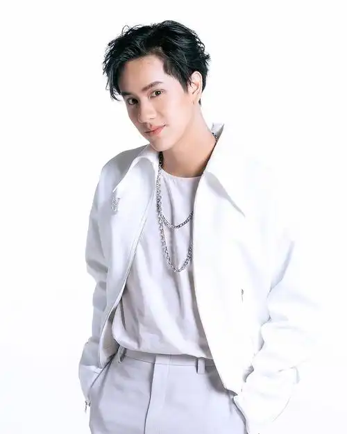 泰国,越南混血,泰国gmm tv旗下签约男演员,就读于 a target="_blank"