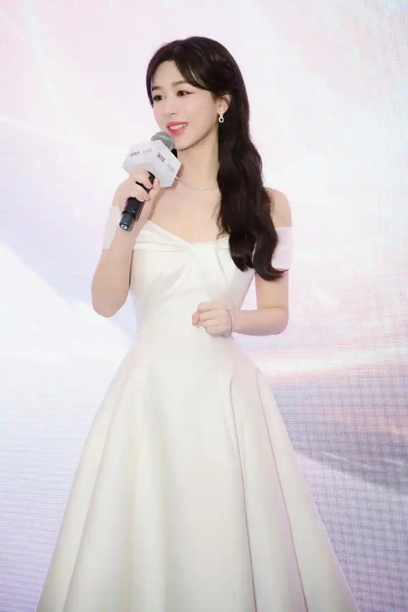 杨紫抹胸蝴蝶结白裙#杨紫抹胸蝴蝶结白裙造型,又美又仙～  #杨紫