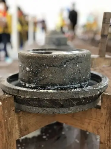 那么,怎么用石磨来磨制豆浆呢?