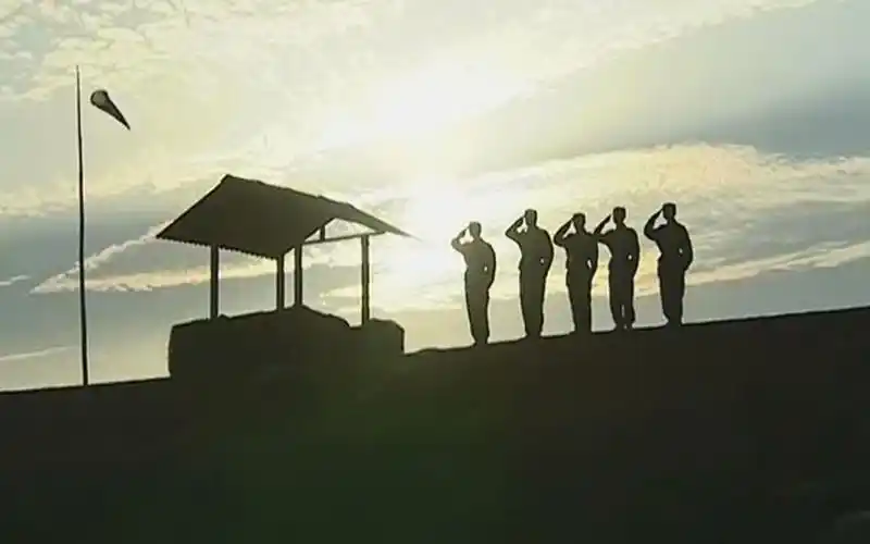 士兵突击超燃镜头夕阳下的草原五班向高城带领的师侦察营敬礼bgmheros