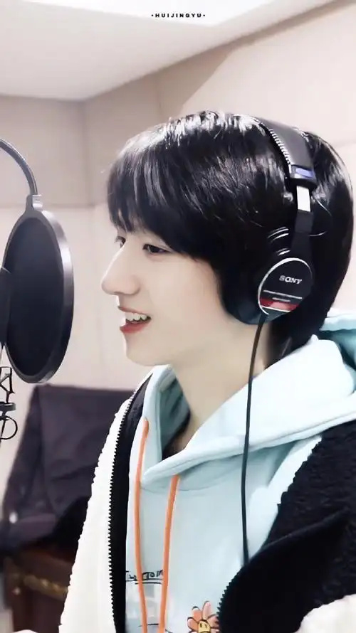 朱志鑫[超话]#朱志鑫录制照!笑起来太甜了!