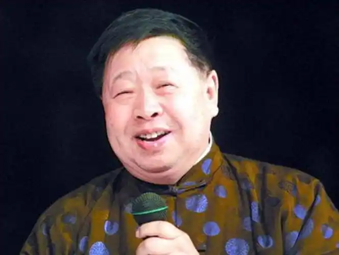 并把他的徒弟姜昆,冯巩,刘伟,赵炎等多位相声演员带上了春晚