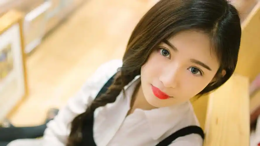 图书馆美女暖色系桌面壁纸图片